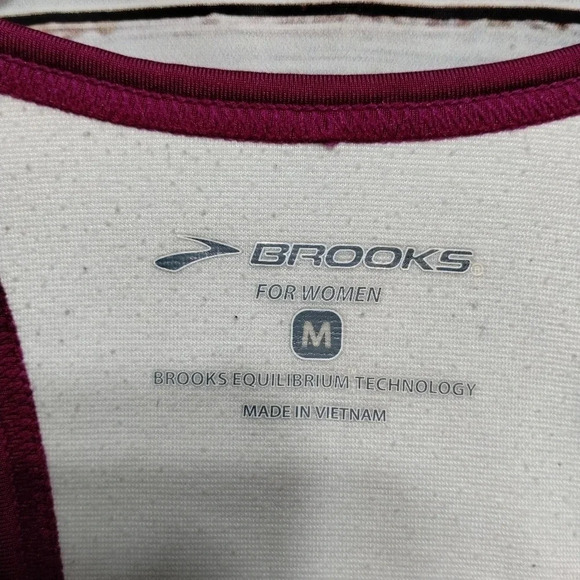 Brooks Equilibrium Top Plum size Medium Active Athletic Running‎ Built In Bra - Picture 3 of 5